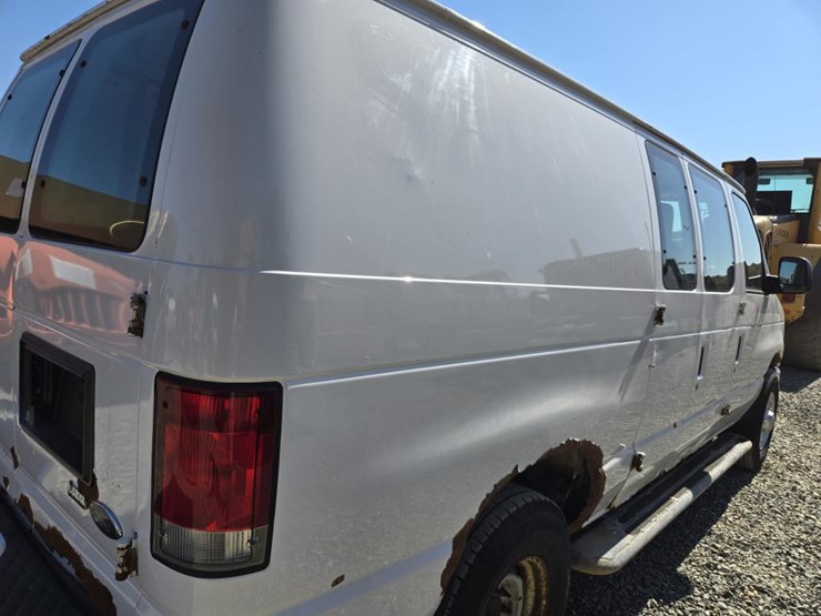 2013-ford-cargo-image-19