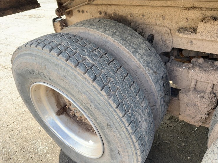2000-freightliner-fl112-image-15
