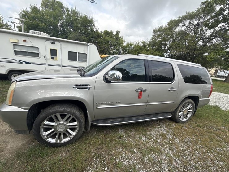 2008-cadillac-escalade-image-2