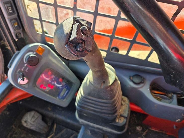 2019-kubota-ssv75-image-46