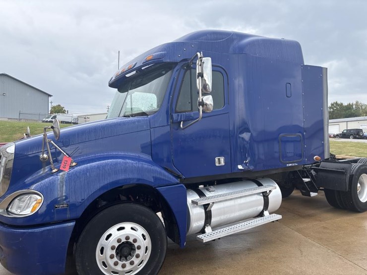 #1319-•-2005-freightliner-columbia-sleeper-cab-truck-tract-image-7