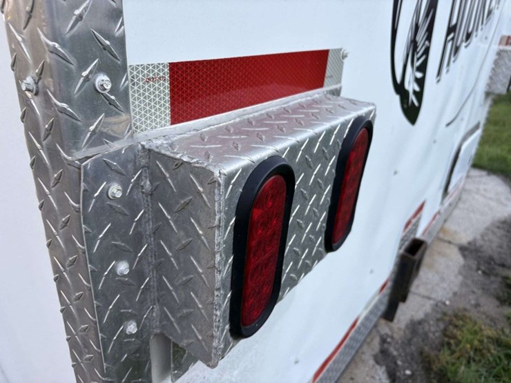 2010-18’,-(4’)-v,-single-axle,-hyd-frame,-(2)-30#-lp-tanks,-3-burner-stove,-oven,-(not-pictured),-(7-image-15