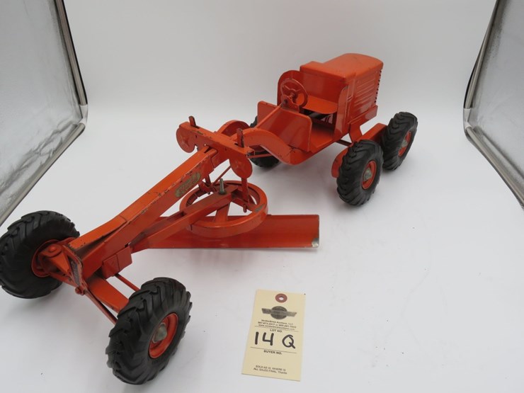 doepke-model-toys-adams-grader-image-4