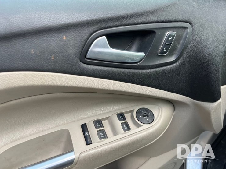 2015-ford-escape-se-image-34