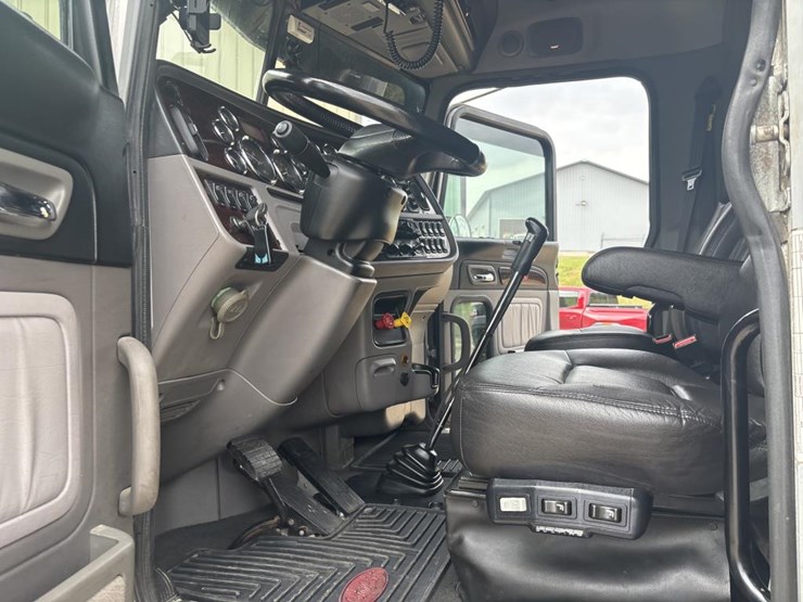 2020-peterbilt-389-image-27