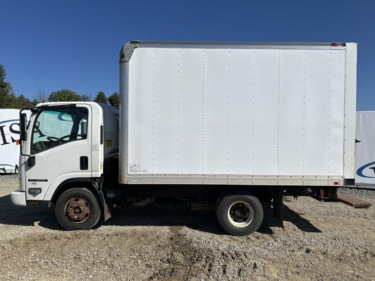 2017-isuzu-npr-image-2
