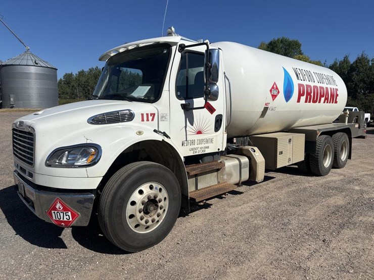 #1806-•-2013-freightliner-tanker-truck-image-1