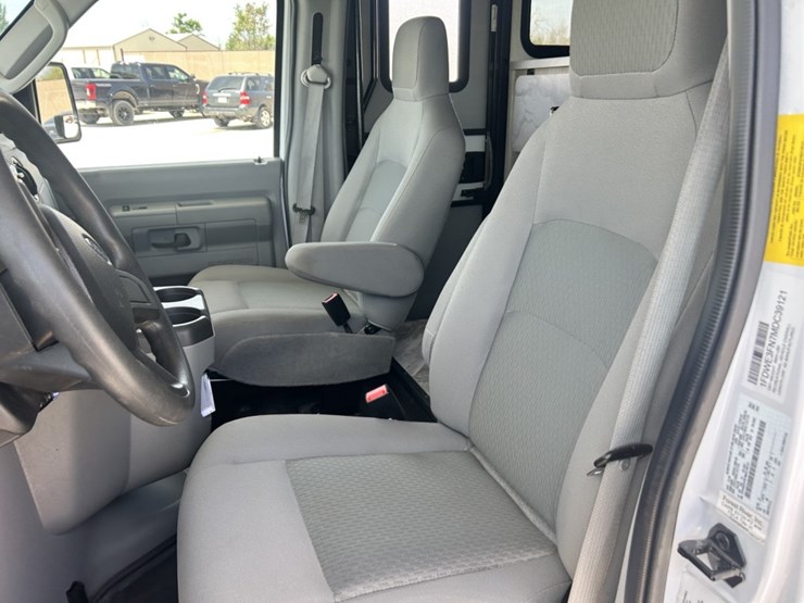 2022-ford-e350-image-30