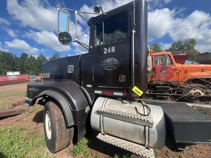 #2686-•-1990-marmon-motor-co-day-cab-truck-tractor-image-2
