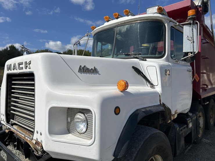 1995-mack-dm690s-image-9
