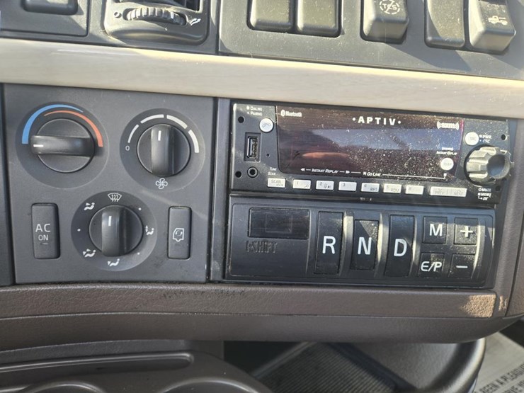 2016-volvo-10-image-49