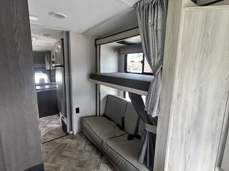 2021-ford-e450-image-77