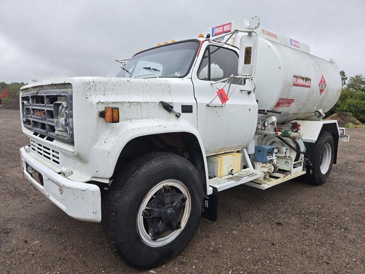 #1647-•-1976-gmc-fuel-truck-image-1