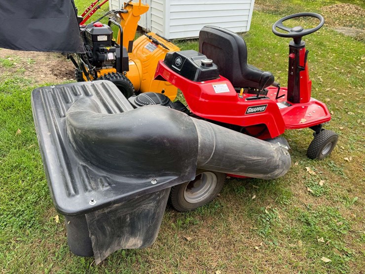 snapper-28”-riding-lawn-mower-with-bagger-image-3