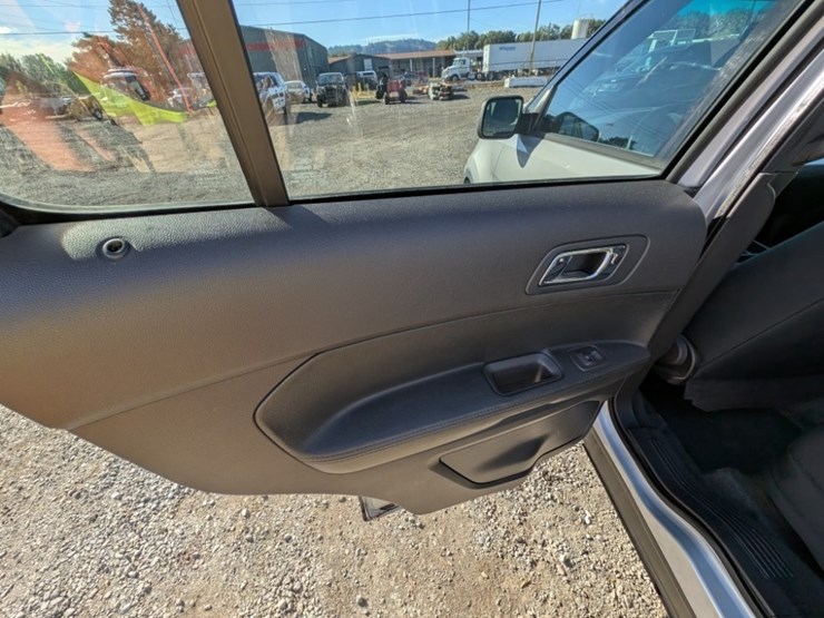 2014-ford-explorer-image-24