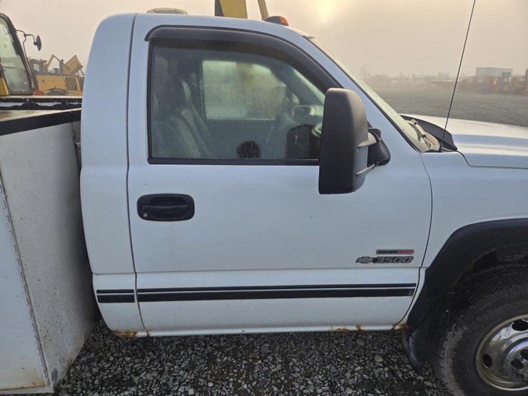 2005-chevrolet-3500-image-11