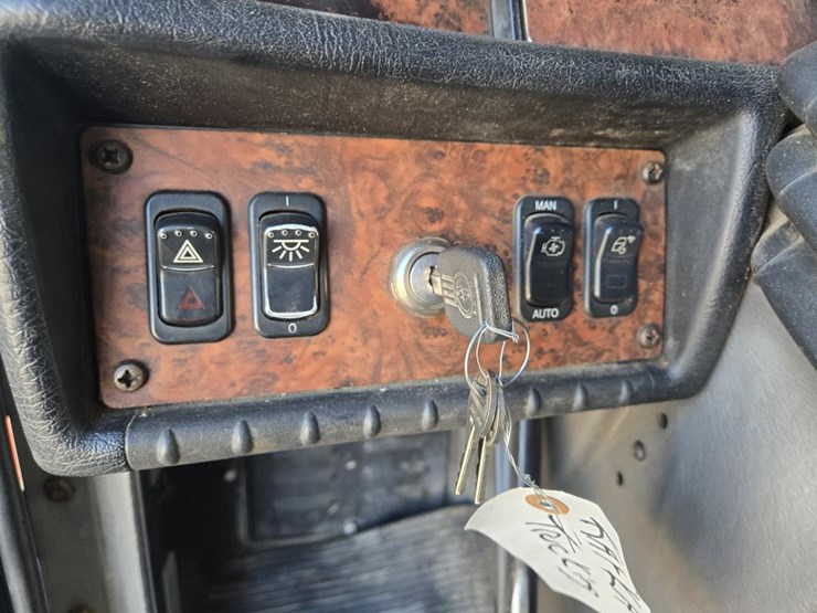 2005-kenworth-t800-image-48
