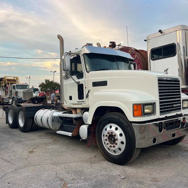2011 MACK PINNACLE T/A  60K HYD WINCH TRUCK