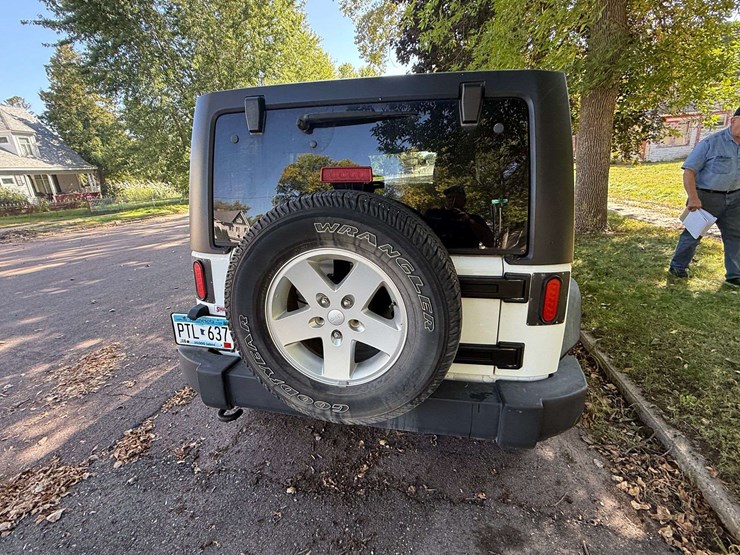 2011-jeep-wrangler-sport-image-9