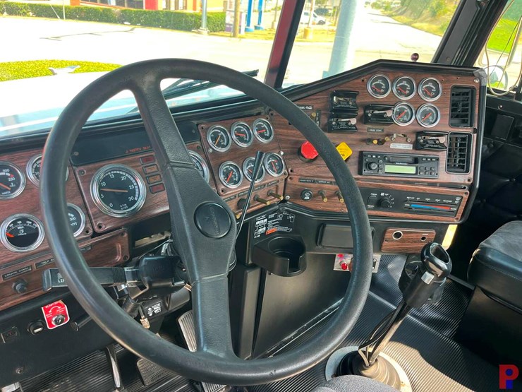 2001-freightliner-fld120-image-8