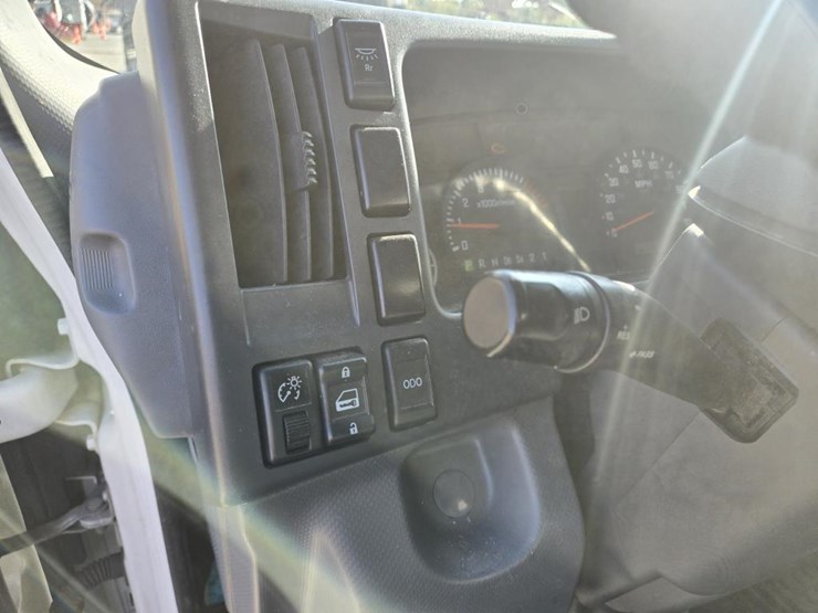 2017-isuzu-npr-image-35