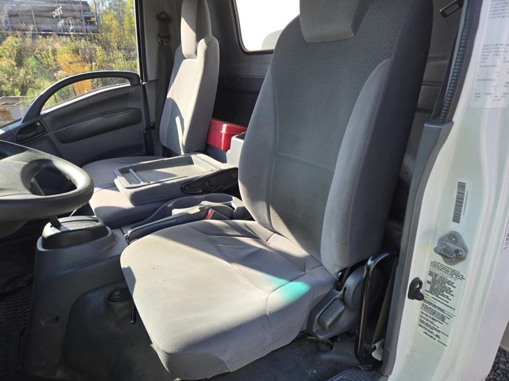 2017-isuzu-npr-image-30