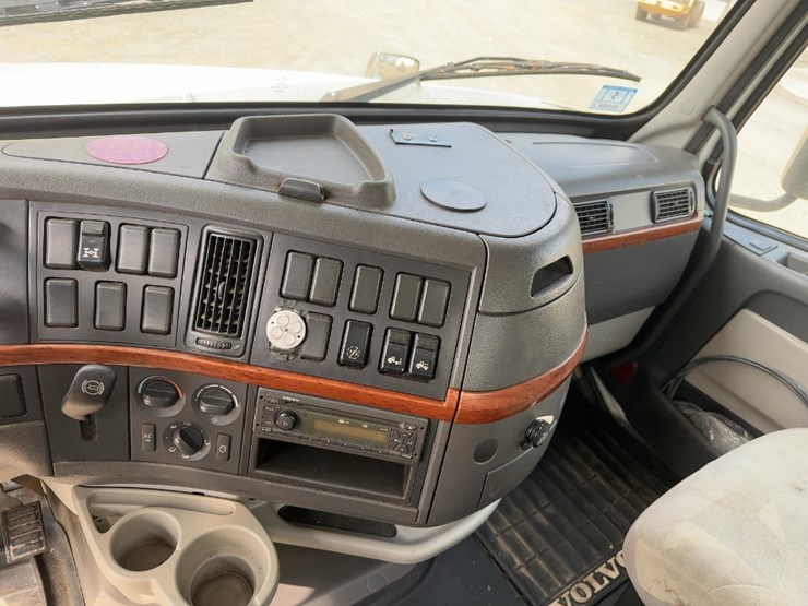 2012-volvo-vnl62t300-image-25