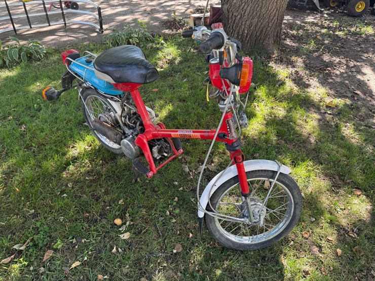 1981-honda-50cc-express-motor-bike-moped-for-restoration,-does-not-run,-mostly-complete-per-seller,-image-1