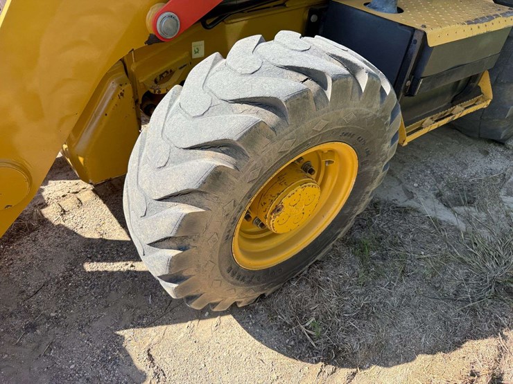 2014-caterpillar-420f-image-45