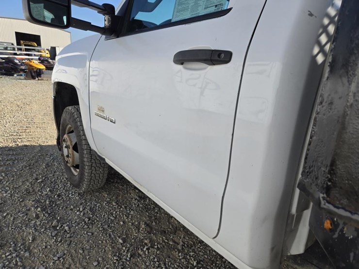 2015-chevrolet-3500-image-18
