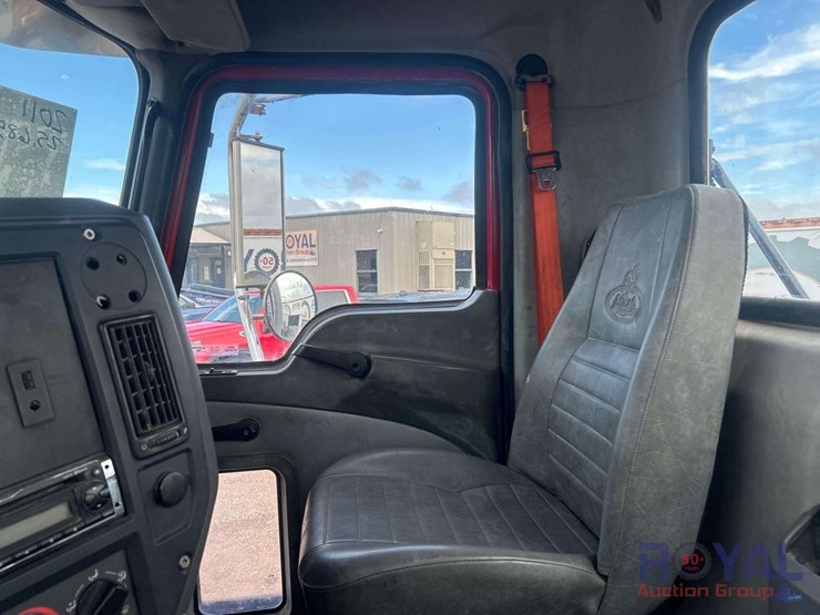 2011-mack-gu713-granite-cooper-tm-1882-18-ton-crane-truck-image-13