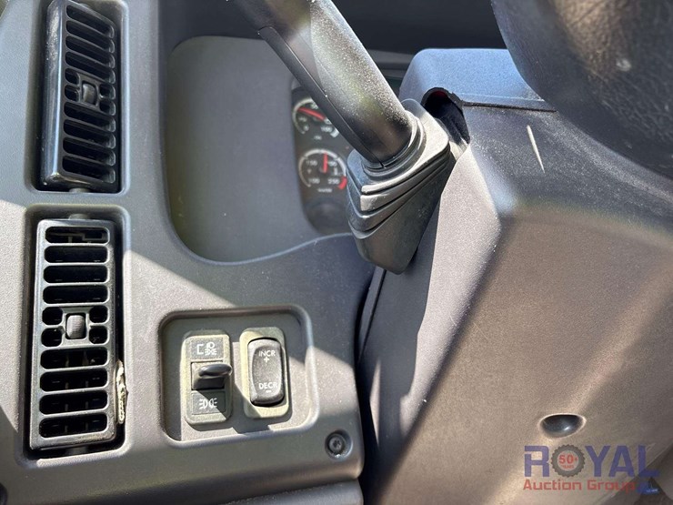 2016-freightliner-114sd-image-11
