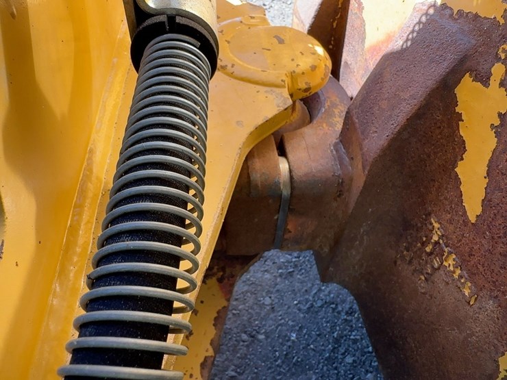 2011-caterpillar-d4k-xl-image-13