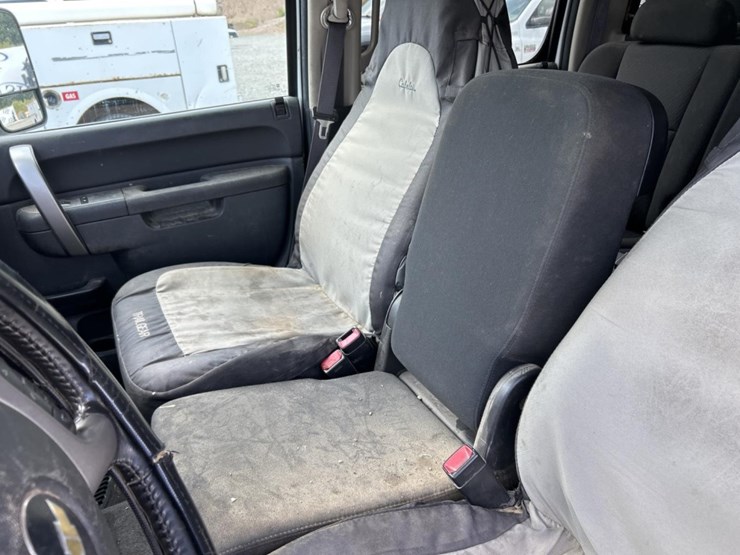 2014-chevrolet-3500-image-45