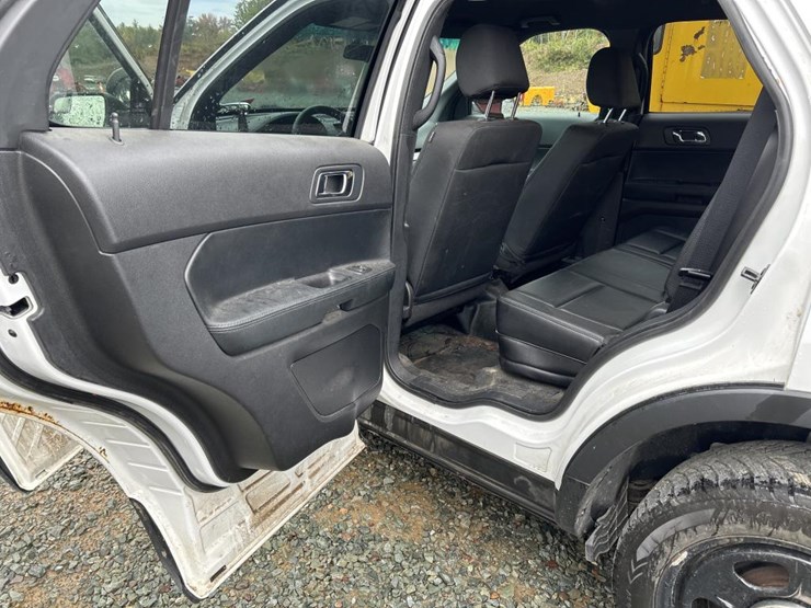 2017-ford-explorer-image-27
