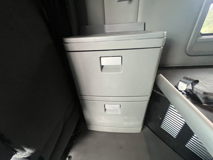 2020-kenworth-t680-image-135