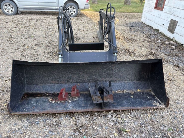 loader,-off-of-ih-656,-ih-mounting-brackets,-84”-bucket-image-2