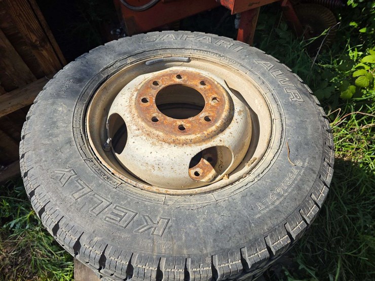 (4)-8.75r16.5-tires-on-dually-rims,-good-tread,-some-sidewall-cracks-image-3