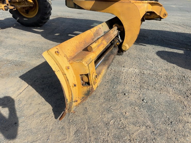 1982-deere-670a-image-17