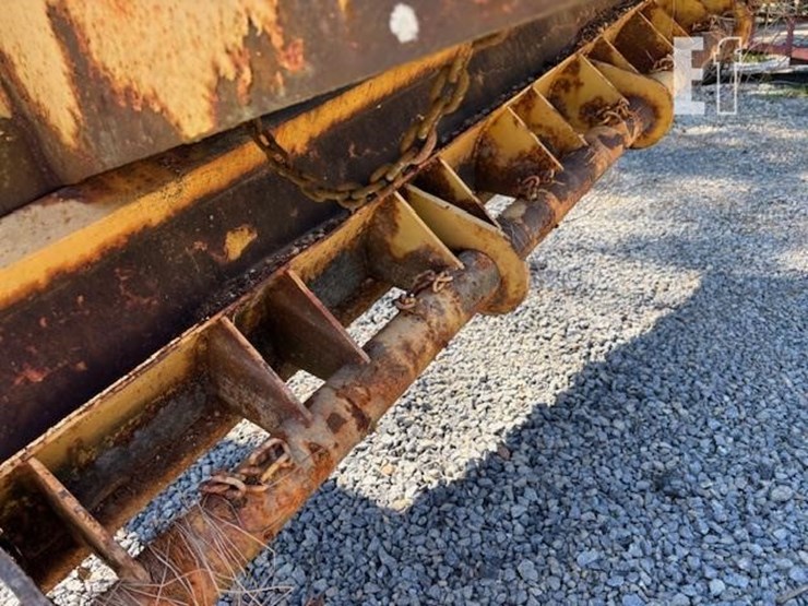 dump-truck-spreader-tailgate-image-7