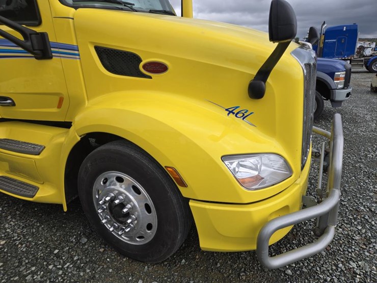2019-peterbilt-579-image-10