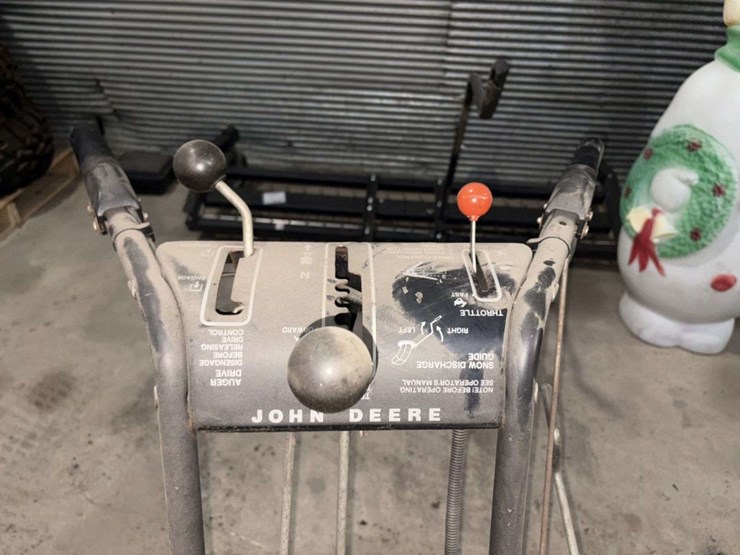john-deere-826-walk-behind-snow-blower,-26”,-8-hp,-5-speed,-with-tire-chains,-electric-start-image-12
