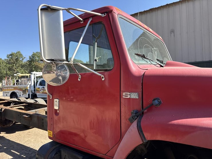 #1815-•-1985-international-1954-cab-and-chassis-image-37