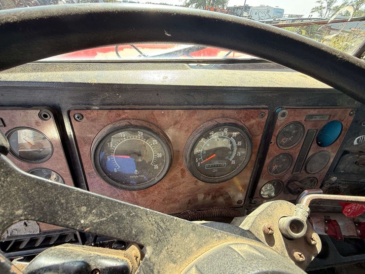 1994-ih-day-cab-semi-tractor,-n14-engine,-9-speed-transmission,-shows-431,118-miles-with-an-in-frame-image-18