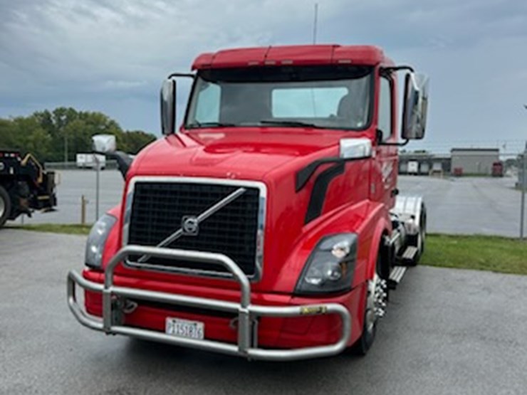 2017-volvo-vnl64t300-image-3