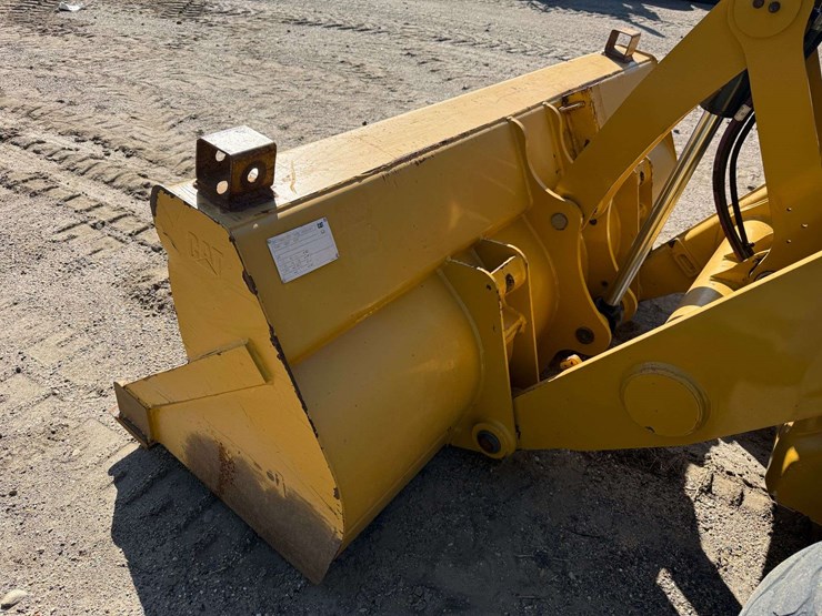 2014-caterpillar-420f-image-10