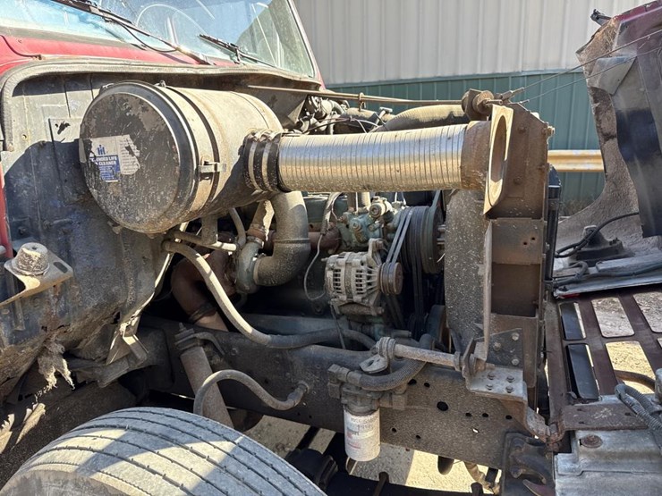 #1815-•-1985-international-1954-cab-and-chassis-image-17