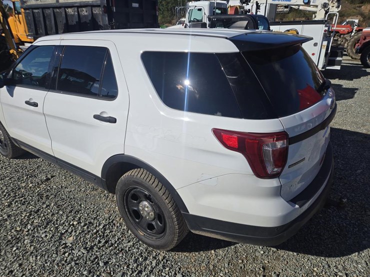 2018-ford-explorer-image-13