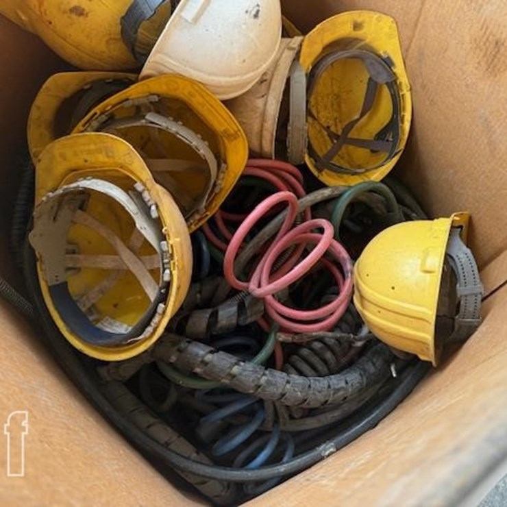 BOX OF MISC AIR HOSE