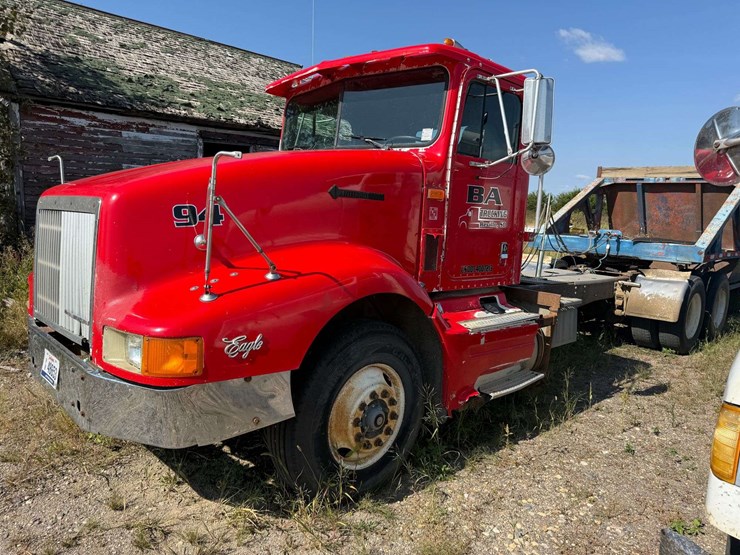 1994-ih-day-cab-semi-tractor,-n14-engine,-9-speed-transmission,-shows-431,118-miles-with-an-in-frame-image-2